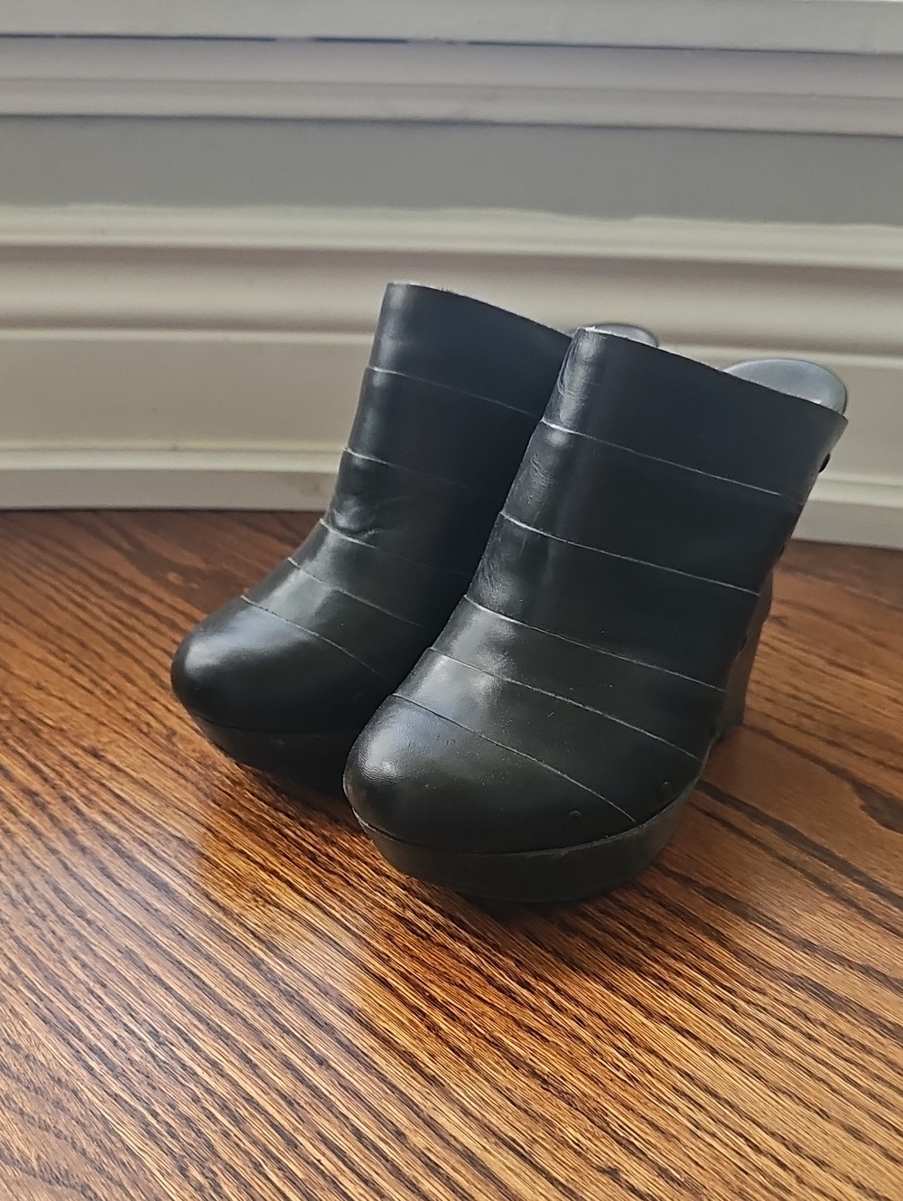 Diane Von Furstenberg Black Leather Platform Mules